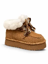 Botas de gamuza color tostado con plataforma plana, forradas en piel sintética blanca y cordones anchos estampados.