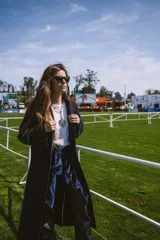 Tapado largo color verde con solapas, bolsillos laterales y cierre con botones.