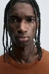 Camiseta sin mangas (tank top) de corte relajado, color marrón óxido, con cuello redondo y sisa ancha.