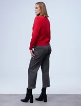 Cardigan rojo tejido en hilado fino, con escote en V y abertura central con botones metálicos.