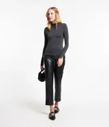 Blusa verde oscuro de viscosa con cuello alto y mangas largas con abertura en el puño.