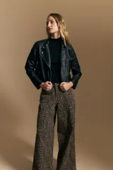 Pantalón de tiro medio con corte recto y silueta amplia, confeccionado en tejido con estampado animal print de leopardo.