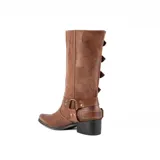 Bota de caña alta color marrón, confeccionada en cuero vacuno. Presenta un diseño estilo biker con múltiples tiras horizontales con hebillas metálicas, una correa adicional con argolla en el tobillo y un taco cuadrado de madera.