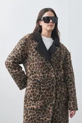Tapado de largo medio con estampado animal print y textura tipo corderito. Presenta solapas amplias en color negro, diseño de corte recto y estructura abrigada.