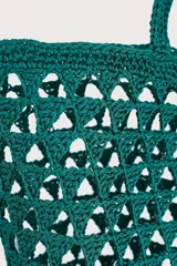 Bolsa tipo tote tejida en crochet con diseño de calados triangulares en color verde. Cuenta con doble asa superior y un detalle de etiqueta colgante en cuero sintético color marrón.