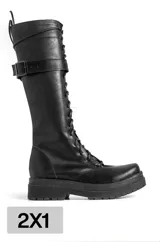 Borcegos negros de ecocuero con cordones y hebilla lateral.