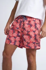 Short de baño con cintura elástica y cordón ajustable, confeccionado en tela ligera de secado rápido. Presenta un estampado botánico integral en tonos amarillos, blancos y azules, con dos bolsillos delanteros y uno posterior.