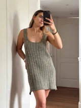 Vestido corto de tejido de punto, color marrón con hilos dorados (lurex) que le dan un brillo sutil. Diseño de tirantes anchos y escote redondo.