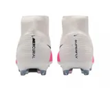 Championes de fútbol Nike Mercurial Superfly Academy FG/MG, diseño de caña alta con tecnología NikeSkin, color blanco con degradado fucsia y gran swoosh negro en el lateral.
