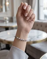 Pulsera de acero compuesta por una serie de esferas con acabado arenado, intercaladas con pequeñas cuentas metálicas lisas.