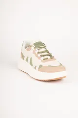 Zapatillas urbanas blancas con recortes irregulares en diferentes tonalidades de gris y beige. Plataforma alta con suela dentada.