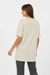 Remera de algodón blanca de manga corta y cuello redondo, con estampa frontal que incluye un corazón rojo y letras con diseño animal print.