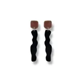 Par de aros colgantes con base cuadrada rosa y pieza colgante ondulada roja.