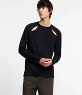 Remera negra de algodón, corte slim, cuello redondo, mangas largas y aberturas triangulares en los hombros.