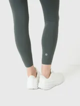 Calza deportiva de tiro alto con largo hasta el tobillo, confeccionada en tejido suave con acabado de aloe vera. Presenta un diseño liso y ajustado con costuras reforzadas en la cintura.