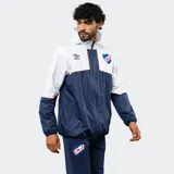 Campera de lluvia Umbro del Club Nacional de Football, con diseño de bloques de color blanco y azul marino. Presenta capucha, cierre frontal completo, puños elásticos y detalles de piping en color rojo. Incluye logo de la marca y escudo del club en el pecho.