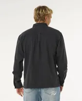 Camisa de franela Rip Curl modelo Inner Visions Fannel Shirt, de color negro con lavado enzimático, manga larga, cierre frontal de botones y un bolsillo en el pecho con logotipo bordado.