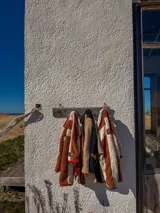 Campera de corderito con diseño de bloques de color, confeccionada en tejido sintético de textura suave. Presenta cierre frontal, cuello alto y ribetes en contraste en los bordes.