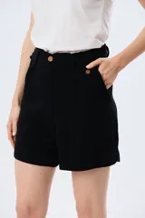 Short de viscolino color beige, con media cintura elastizada, bolsillos amplios y detalle de volado en los laterales.