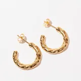 Aros tipo argolla dorados con textura irregular.