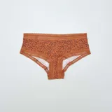 Pack de tres culottes de microfibra con cintura de encaje: uno color naranja con estampado de lunares negros, uno color borgoña liso y uno color azul con estampado floral multicolor.