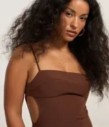 Vestido corto marrón de poliéster y elastano, corte sastrero, con escote recto, breteles finos, recorte en el busto y aberturas laterales.