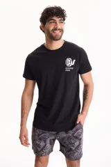 Remera de algodón negra, de manga corta, con cuello redondo y diseño estampado en el pecho con la inscripción 'cinema date' y un logo gráfico.