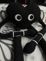Par de muñequeras deportivas negras con rayas blancas y texto estampado.