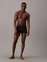 Pack de tres bóxers tipo trunk de algodón elástico, con cintura elástica distintiva de la marca y bolsa de apoyo frontal.