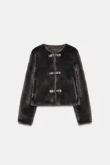 Chaqueta de cuello redondo y manga larga con tejido exterior efecto pelo e interior efecto ante. Presenta bolsillos delanteros de vivo y cierre frontal con alamares metálicos.