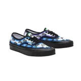 Championes Vans modelo Authentic 44 DX en colaboración con Alva Skates. Presentan un diseño de estampado gráfico con efecto degradado en tonos azules y blancos, con detalles en negro. Cuentan con suela de goma negra y cordones al tono.