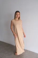 Vestido largo azul marino de manga corta, con cuello redondo y textura acanalada.