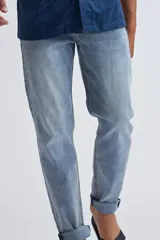 Pantalón de jean celeste de corte slim.