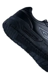 Championes Umbro modelo Milo-High, color blanco con suela de goma en tono gris claro. Cuenta con diseño acordonado, perforaciones en la puntera y el logo de la marca en relieve en el lateral y la suela.