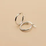 Aros tipo argolla clásica fabricados en plata 925, con diseño minimalista y cierre de gancho integrado.
