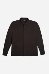 Camisa de manga larga confeccionada en tejido tipo waffle, color beige. Presenta cuello clásico, botonadura frontal y logo de la marca bordado discretamente en el pecho.