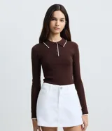 Blusa de punto marrón con cuello polo y ribetes en color blanco, de manga larga y cierre frontal parcial con botones. Marca Blue Steel.