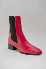 Botas de cuero color beige con elásticos laterales negros, taco cuadrado y punta cuadrada.