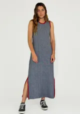 Vestido midi sin mangas de tejido de punto con diseño de rayas verticales en tonos azules y grises. Presenta cuello redondo y bordes en contraste color bordó, además de tajos laterales en el ruedo.