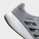 Championes de running Adidas modelo Response Runner en color gris con las icónicas tres tiras en negro. Poseen un exterior de malla transpirable, mediasuela de EVA para una amortiguación cómoda y suela de caucho resistente.