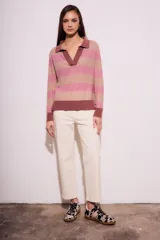 Sweater de viscosa y nylon a rayas horizontales en tonos rosa y beige, con cuello polo y mangas largas.