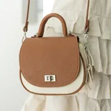 Cartera bandolera de cuero color marrón con asa corta superior y correa larga ajustable.