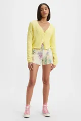 Short de jean estilo mom, con tiro medio y calce relajado. Presenta un estampado multicolor abstracto tipo acuarela sobre base clara.