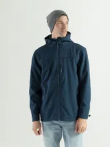 Campera negra con capucha y cierre frontal, de corte clásico y bolsillos laterales con cierre.