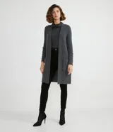 Cardigan largo de punto abierto, color marrón tostado, con mangas largas y dos bolsillos delanteros aplicados. Presenta una textura acanalada y diseño sin cierre.