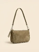 Cartera tipo baguette de gamuza en color verde oliva, con correa de hombro fija y herrajes metálicos plateados. Cuenta con cierre superior y tirador de gamuza.