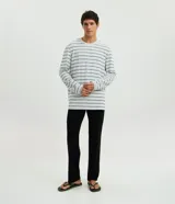 Conjunto de pijama masculino compuesto por una remera de manga larga con estampado de rayas horizontales y un pantalón largo de corte recto con cintura elástica.
