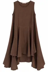 Vestido midi color marrón chocolate, sin mangas, con cuello redondo y diseño de corte evasé con caída asimétrica.