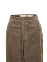 Pantalón de corte recto y tiro alto confeccionado en cotelé de algodón orgánico, con textura acanalada de color marrón, pretina estructurada y bolsillos funcionales.