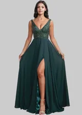 Vestido largo de fiesta color verde esmeralda, con cuerpo sin mangas bordado en lentejuelas y cuentas, escote en V y falda fluida con tajo lateral profundo.